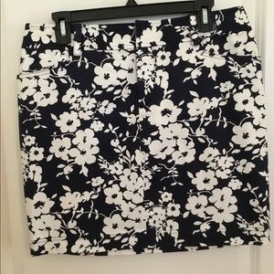 Chaps Navy/White Floral Stretch Skirt Sz 10 Petite